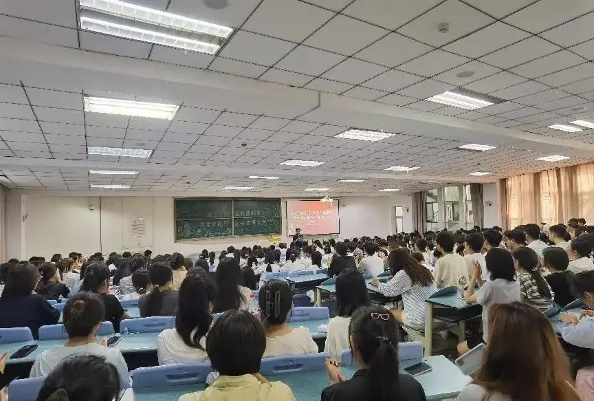 『经彩快讯』经济学院召开本科生新生开学典礼暨入学教育大会