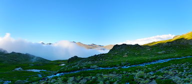 景区积极回应李现虎跳峡举国旗，文化与旅游的完美融合